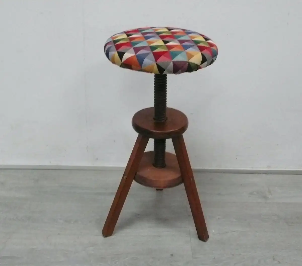 Alter Werkstatt Hocker Holz, Klavierhocker, höhenverstellbar mit Holzspindel 1