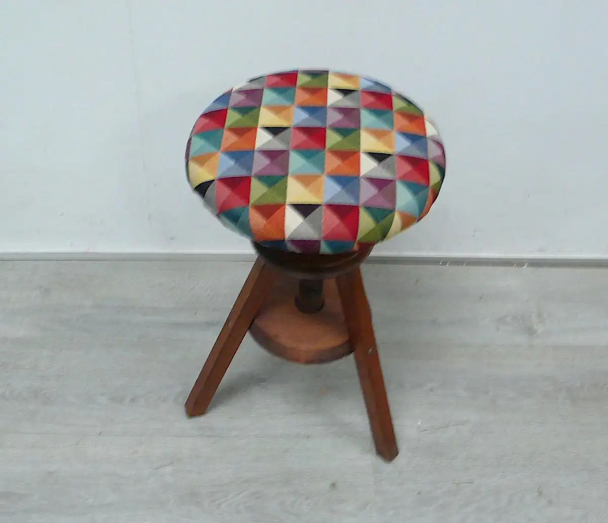 Alter Werkstatt Hocker Holz, Klavierhocker, höhenverstellbar mit Holzspindel 2