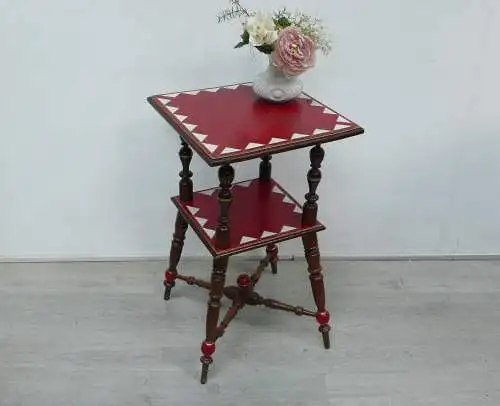 Beistelltisch hoch mit Ablage, Gründerzeit 1900er, Nußbaum dkl mit Shabby Rot + Elfenbein-Creme
