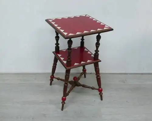 Beistelltisch hoch mit Ablage, Gründerzeit 1900er, Nußbaum dkl mit Shabby Rot + Elfenbein-Creme