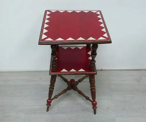 Beistelltisch hoch mit Ablage, Gründerzeit 1900er, Nußbaum dkl mit Shabby Rot + Elfenbein-Creme