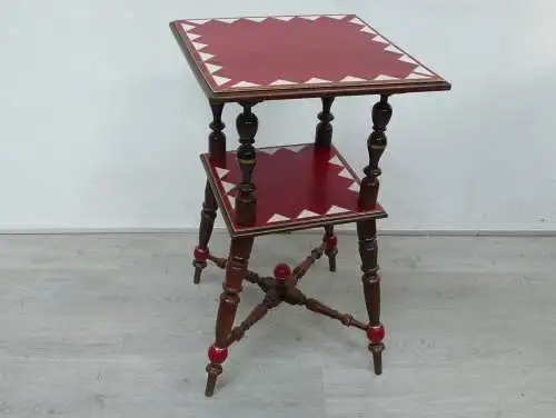 Beistelltisch hoch mit Ablage, Gründerzeit 1900er, Nußbaum dkl mit Shabby Rot + Elfenbein-Creme