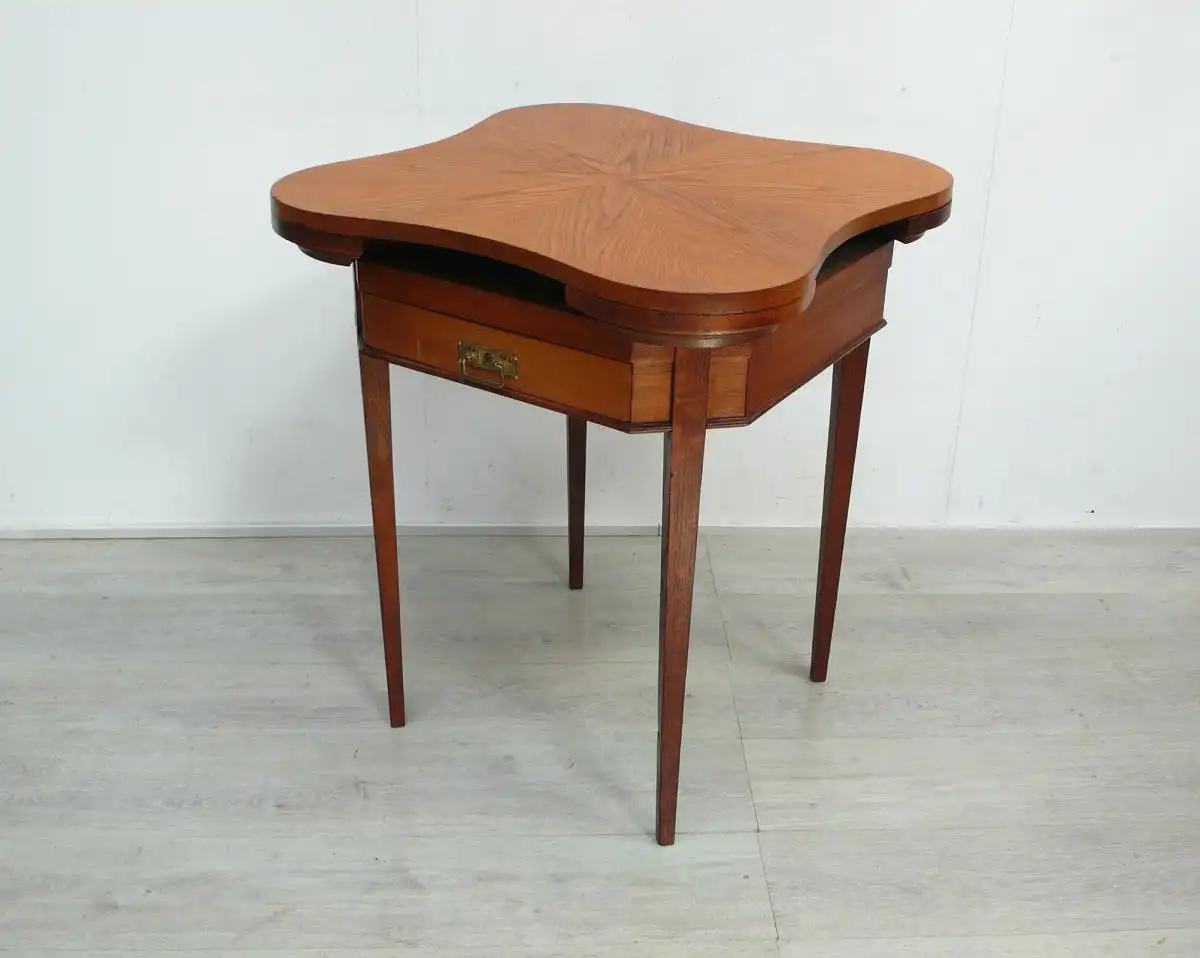 Antiker Spieltisch mit Schublade in Kleeblattform Eiche um 1900