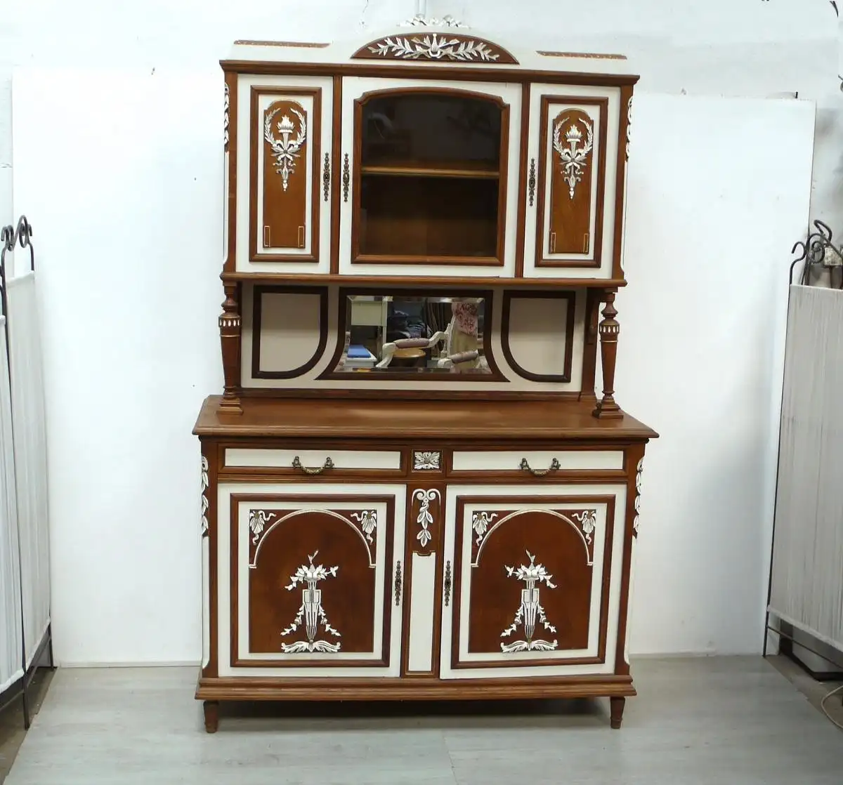 Antikes Buffet aus Eiche mit Creme-Weißen Applikationen, um 1900, Gründerzeit / Jugendstil