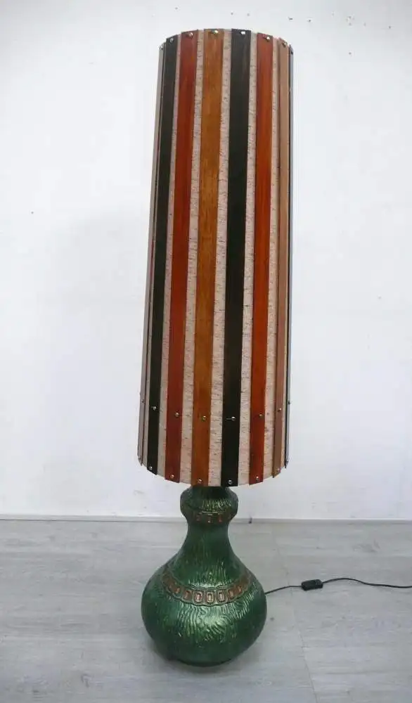 60er 70er Tüten Bodenlampe Keramik Fuß Metallic Grün, Schirm mit Holzstäben, Vintage 1