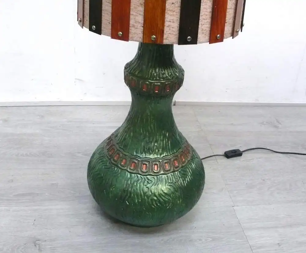 60er 70er Tüten Bodenlampe Keramik Fuß Metallic Grün, Schirm mit Holzstäben, Vintage 2