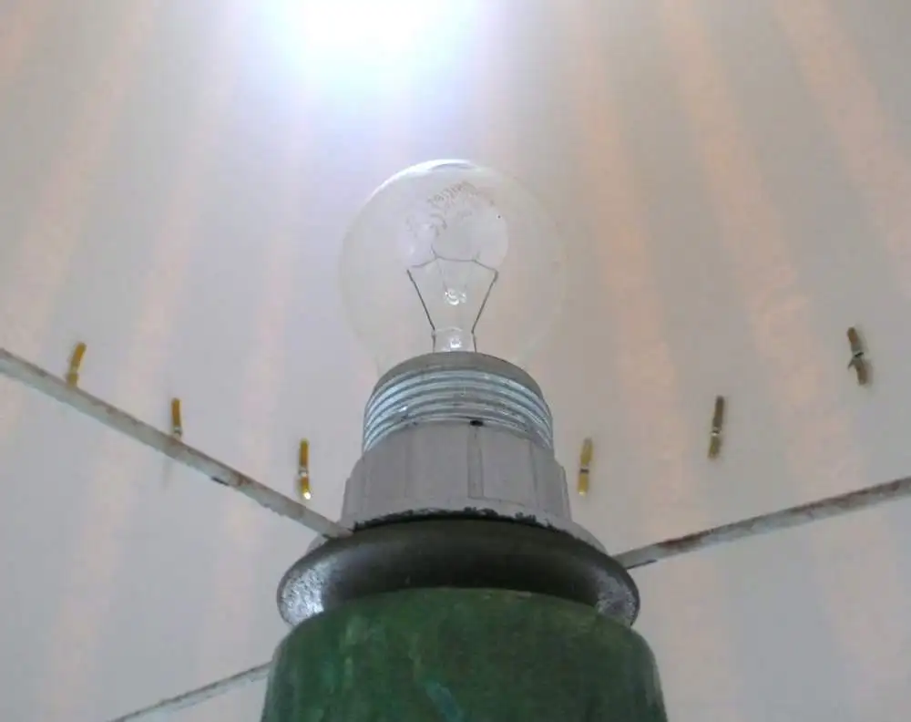 60er 70er Tüten Bodenlampe Keramik Fuß Metallic Grün, Schirm mit Holzstäben, Vintage 4