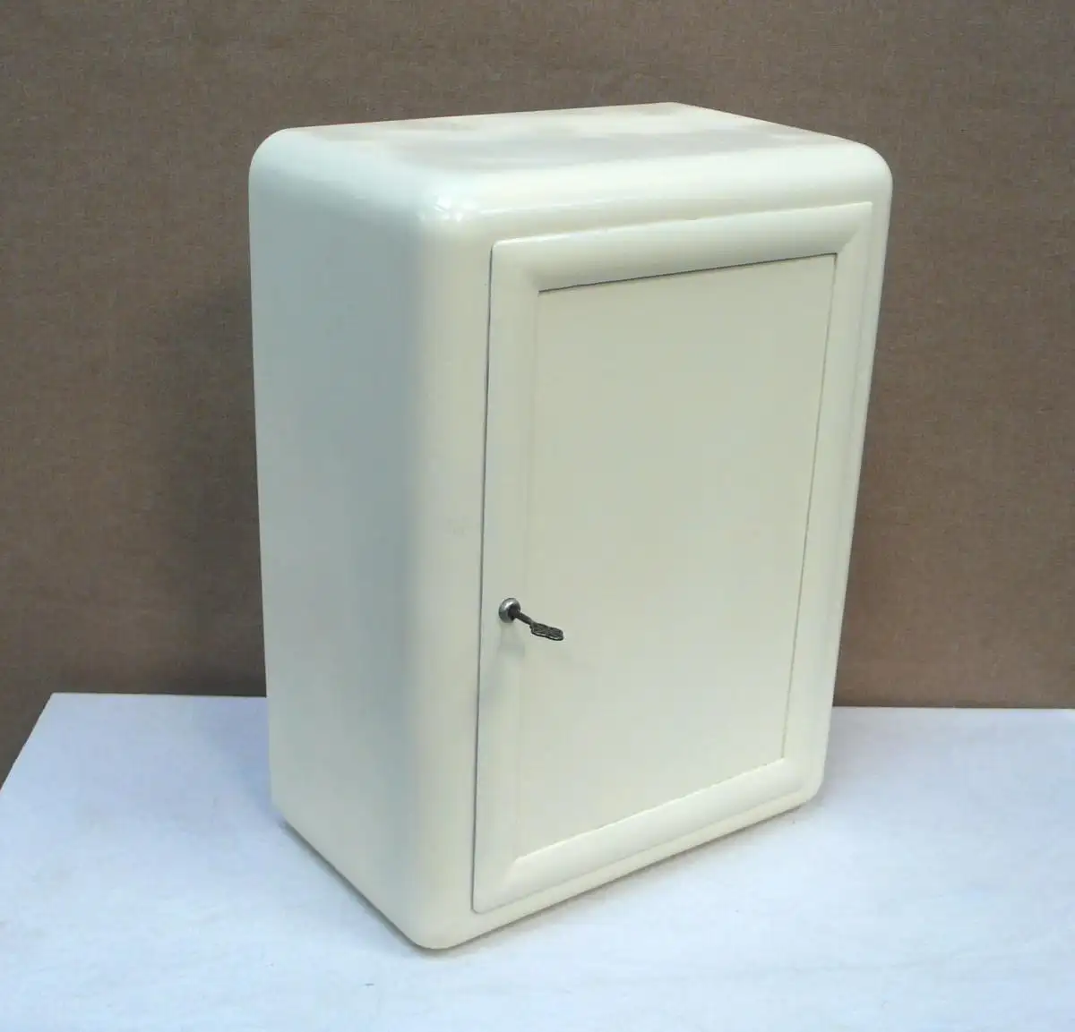 Hängeschrank Arztschrank Mauser Stahlschrank Creme-Weiß Shabby, um 1920