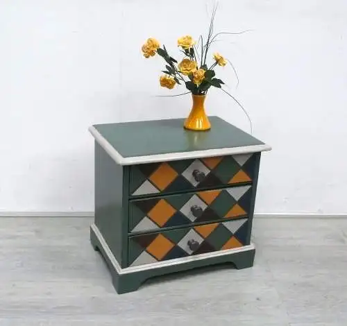 Kleine Kommode 3 Schubladen: Shabby Salbei-Grün und bunte Quadrate, Rustikales Vollholz, um 1910
