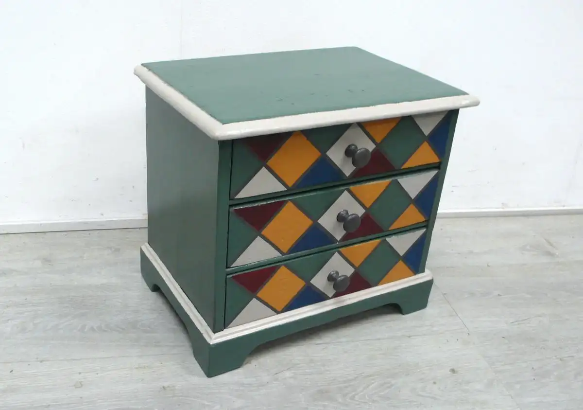 Kleine Kommode 3 Schubladen: Shabby Salbei-Grün und bunte Quadrate, Rustikales Vollholz, um 1910 1