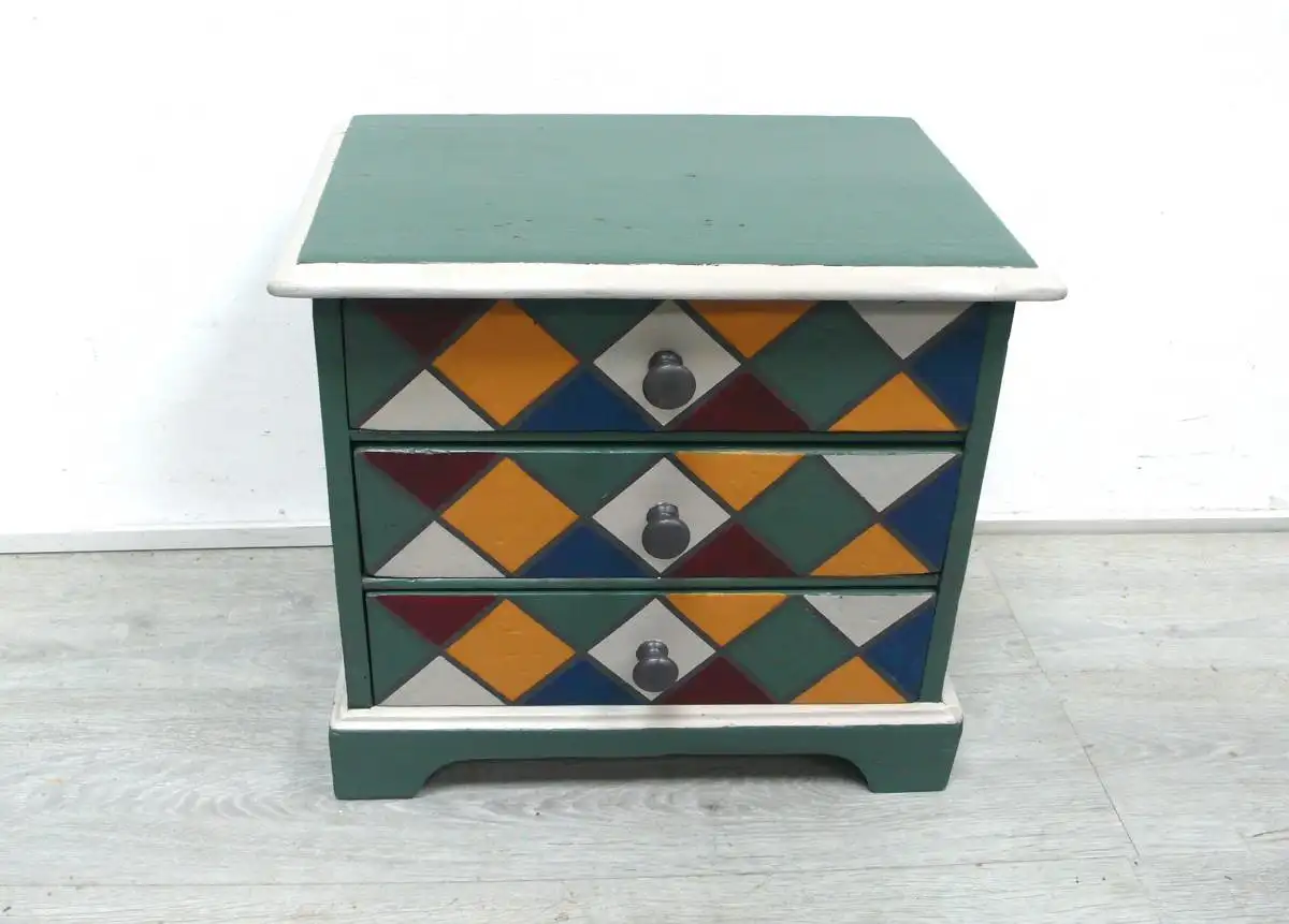 Kleine Kommode 3 Schubladen: Shabby Salbei-Grün und bunte Quadrate, Rustikales Vollholz, um 1910 2