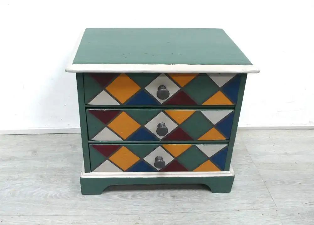 Kleine Kommode 3 Schubladen: Shabby Salbei-Grün und bunte Quadrate, Rustikales Vollholz, um 1910 2