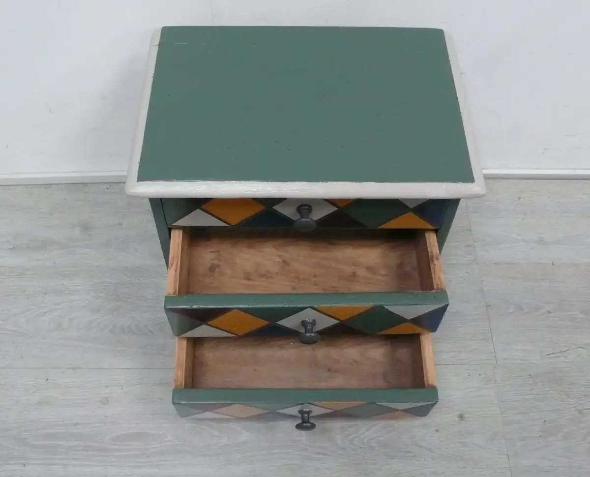 Kleine Kommode 3 Schubladen: Shabby Salbei-Grün und bunte Quadrate, Rustikales Vollholz, um 1910 3