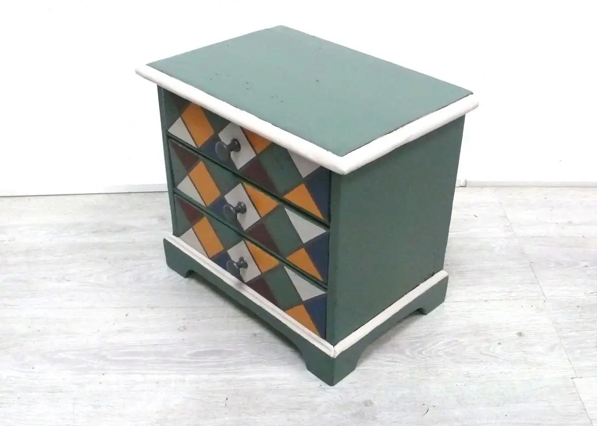 Kleine Kommode 3 Schubladen: Shabby Salbei-Grün und bunte Quadrate, Rustikales Vollholz, um 1910 4