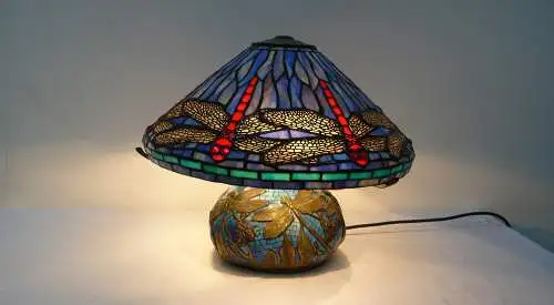 Tiffany Tischlampe in Pilzform, Jugendstil Art, in Blautönen mit Libellen auf Bronze-Glasmosaik-Fuß, sehr schwer