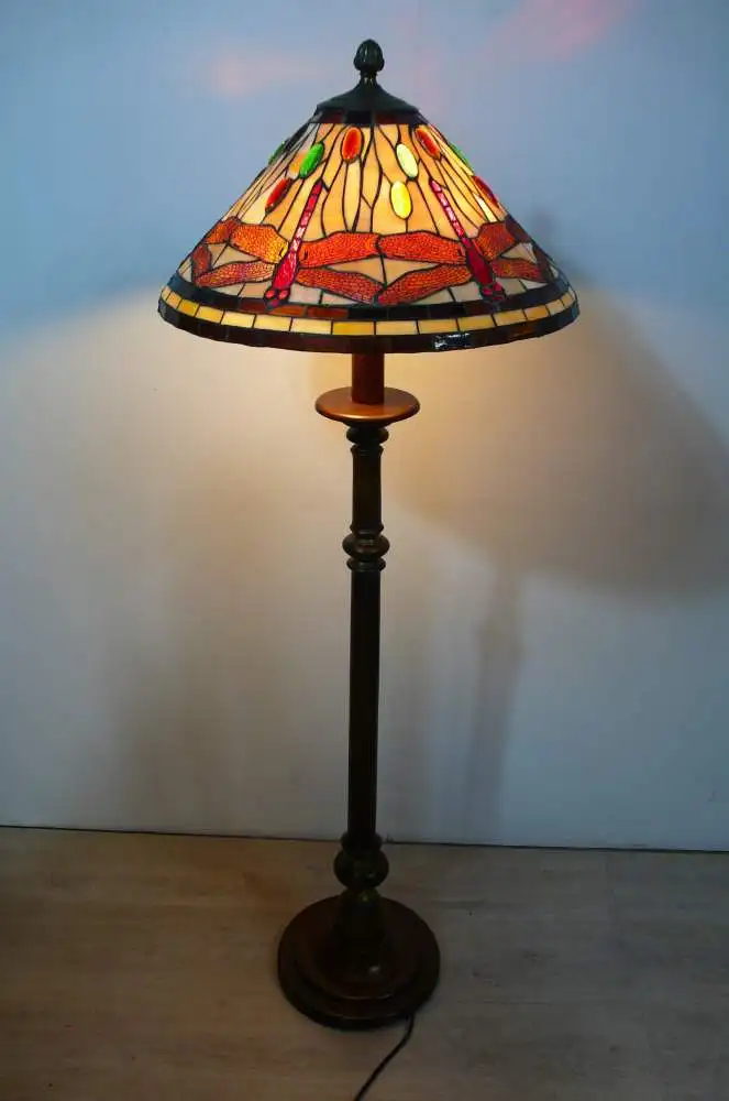 Tiffany Stehlampe, Jugendstil Art, in Beige-Tönen mit roten Libellen, Handarbeit 0