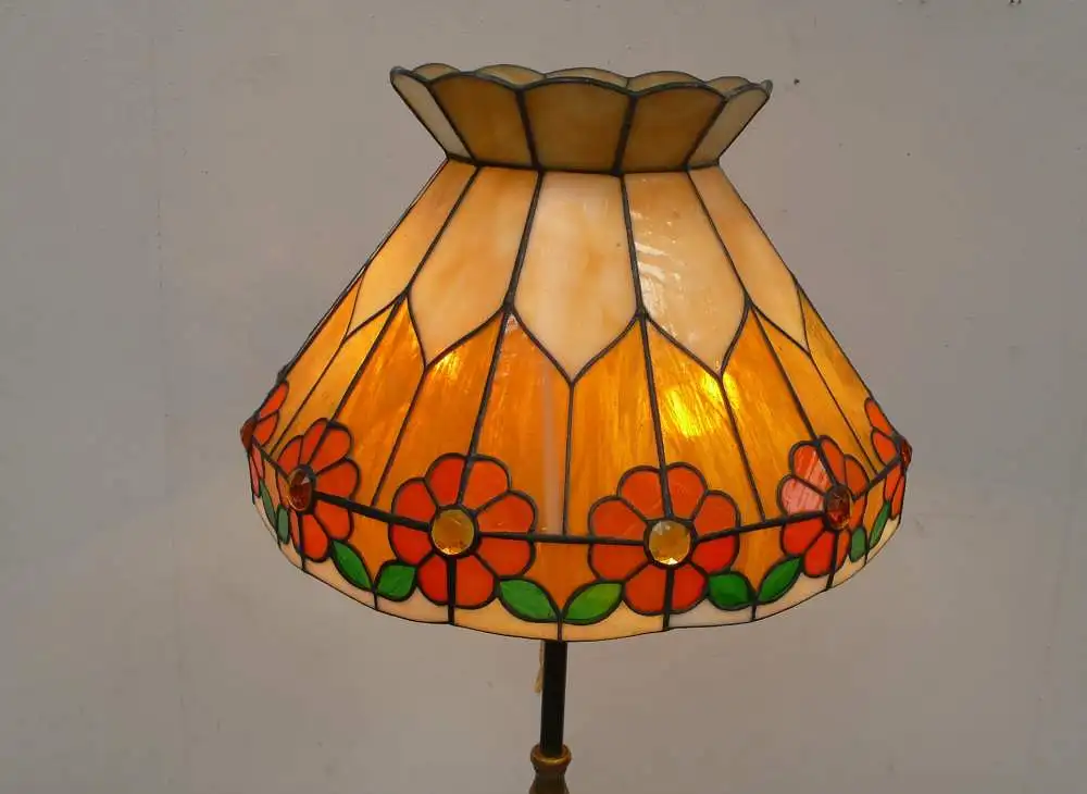 Tiffany Stehlampe, Jugendstil Art, in Beige-Orange-Tönen mit Blüten, auf Messingfuß, Handarbeit 0