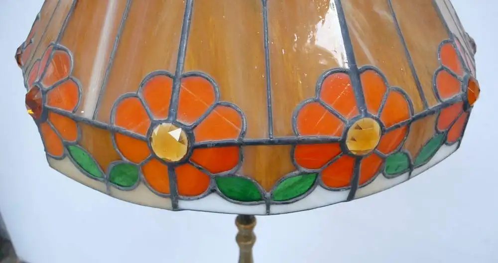 Tiffany Stehlampe, Jugendstil Art, in Beige-Orange-Tönen mit Blüten, auf Messingfuß, Handarbeit 1