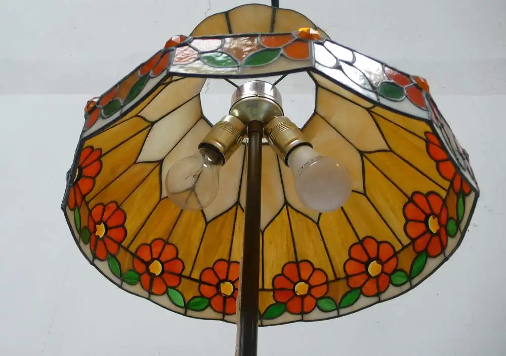 Tiffany Stehlampe, Jugendstil Art, in Beige-Orange-Tönen mit Blüten, auf Messingfuß, Handarbeit 2