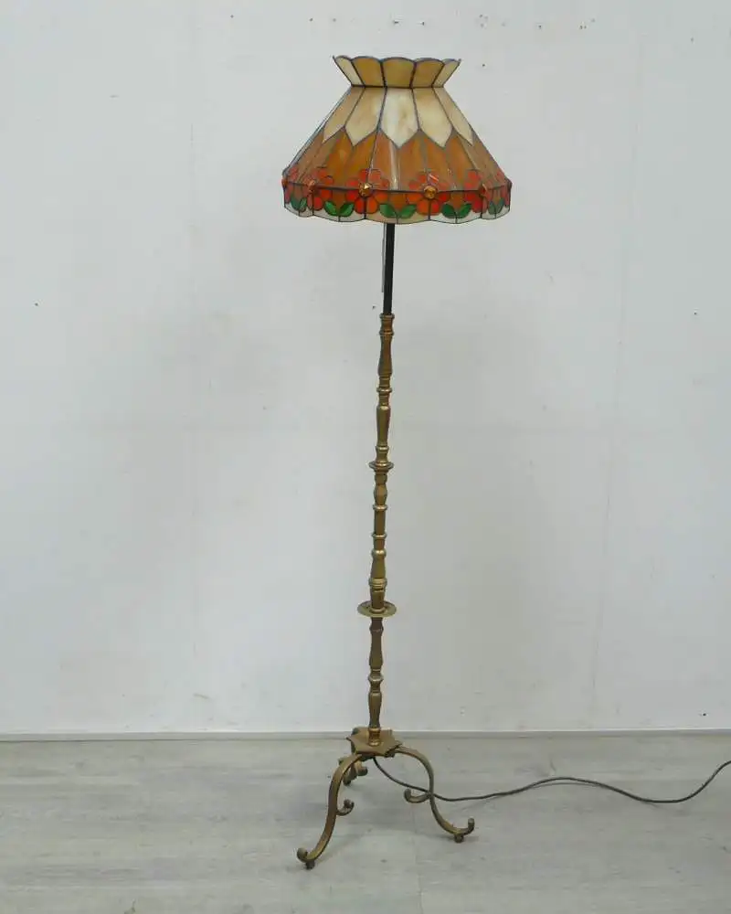 Tiffany Stehlampe, Jugendstil Art, in Beige-Orange-Tönen mit Blüten, auf Messingfuß, Handarbeit 3
