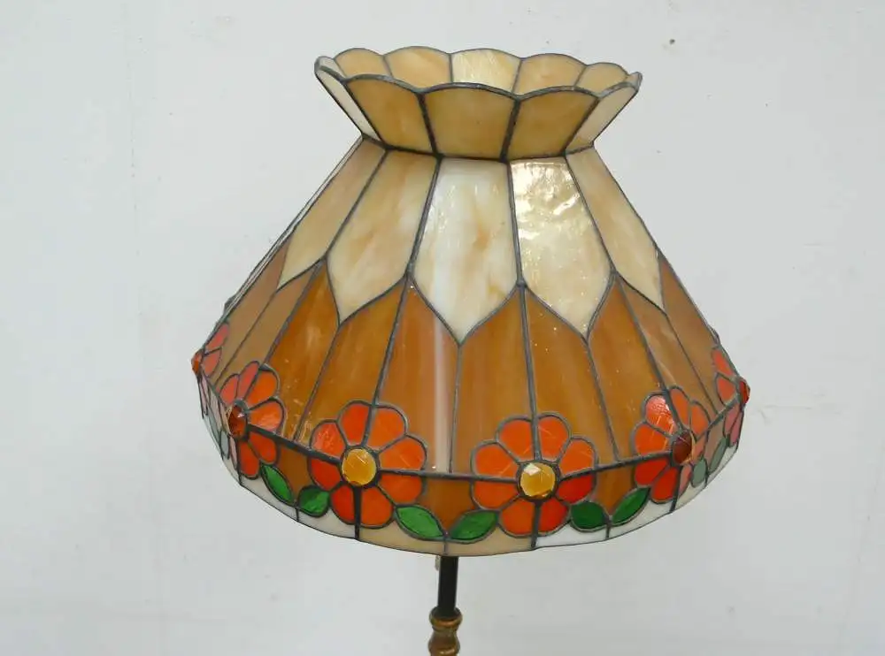 Tiffany Stehlampe, Jugendstil Art, in Beige-Orange-Tönen mit Blüten, auf Messingfuß, Handarbeit 5