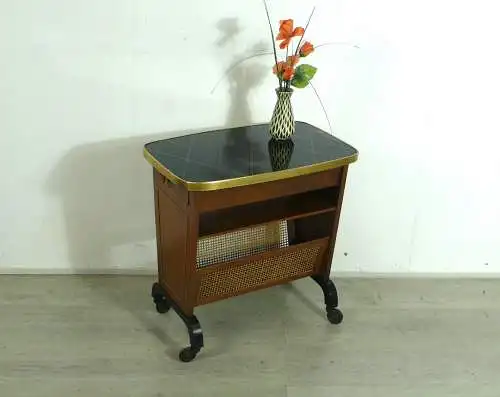50er Sofa Beistelltisch rollbar, Zeitungsständer, Lesetisch, mit Schwarzer Glasplatte, Mid Century Modern