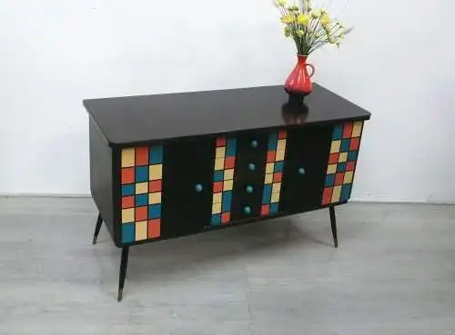 50er Sideboard 2 Türen 4 Schubladen in Nußaum dunkel + buntem Muster, UIKAT, Mid Century