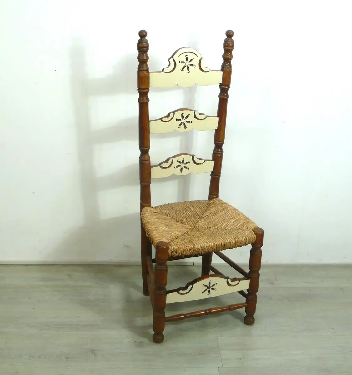 Antiker Holz Lehnstuhl mit Strohsitzfläche Ankleidestuhl 1900er