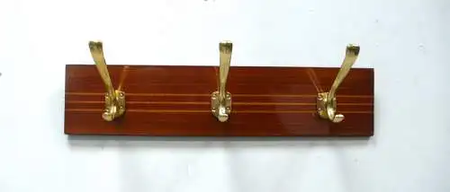50er Garderoben Hakenleiste in Buche mit 3 Haken in Gold, elegant im Carl Auböck Stil Mid Century Modern