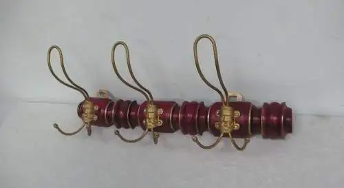 1900er Wand Garderobe Hakenleiste Holz mit 3 Drahthaken in Shabby Rot + Gold Jugendstil Ära