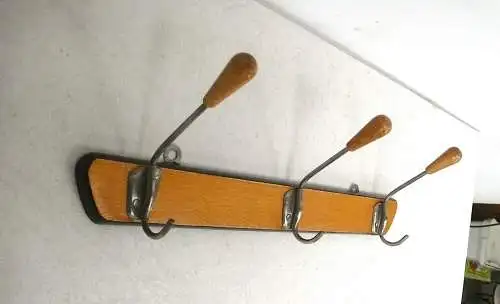 50er Garderoben Hakenleiste in Buche + Schwarz mit 3 Haken mit Langholzköpfen, Mid Century Modern