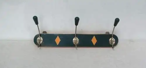 50er Garderoben Hakenleiste in Buche Grün + Orange mit 3 Haken mit Langholzköpfen, Mid Century Modern
