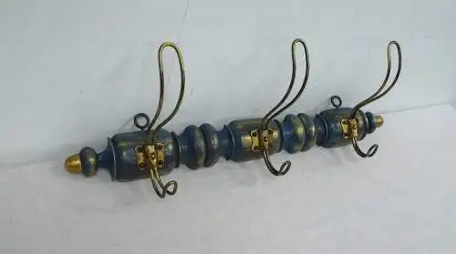 1900er Wand Garderobe Hakenleiste Holz mit 3 Drahthaken in Shabby Blau + Gold Jugendstil Ära