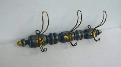 1900er Wand Garderobe Hakenleiste Holz mit 3 Drahthaken in Shabby Blau + Gold Jugendstil Ära