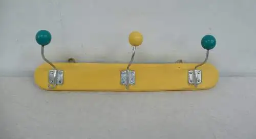 50er Garderoben Hakenleiste in Buche Gelb + Petrol mit 3 Haken mit Kugelholzköpfen, Vintage
