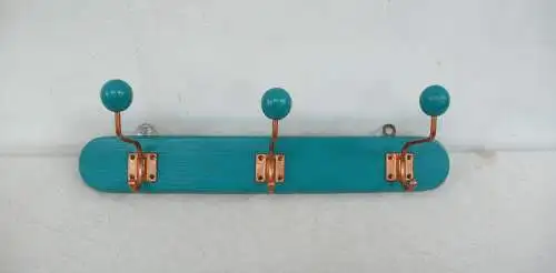 50er Garderoben Hakenleiste in Buche Petrol-Grün mit 3 Haken Kupfer mit Kugelholzköpfen, Vintage