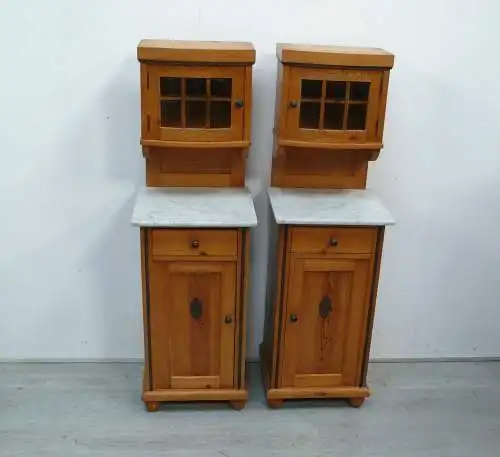 2 Nachttische mit Vitrinen-Aufsatz Biedermeier, Naturholz + Carrara Marmor um 1870
