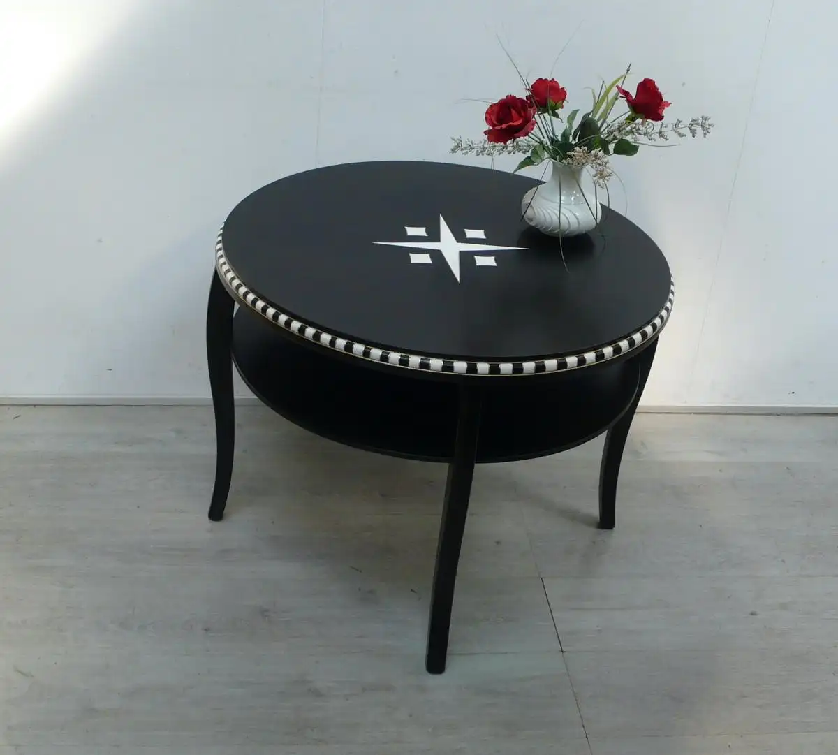 Antiker Salontisch als Couchtisch mit Ablage rund 30er Bauhaus Stil Art Déco Stil