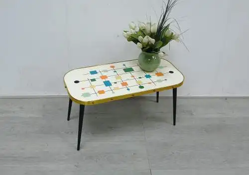 60er Blumenhocker Beistelltisch, rechteckig, weiße Oberfläche mit buntem Quadrate Muster Mid Century Modern