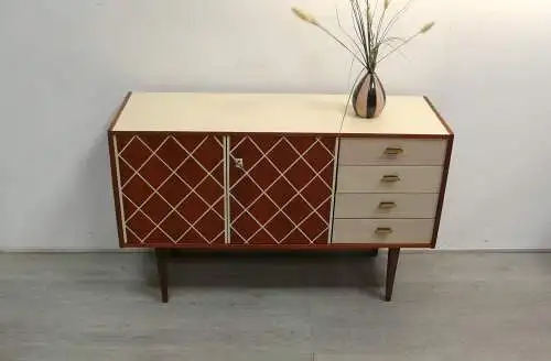 60er Kommode Sideboard  2 Türen 4 Schubladen, Nußbaum mit Creme Akzenten, Vintage,  Mid Century Modern