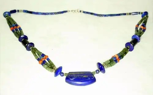 Halskette aus Afghanistan, 20 Jh.zusammengesetzt aus Lapislazuli, mit Goldeinschluß roter Koralle, Jade,Karneol, Onix un