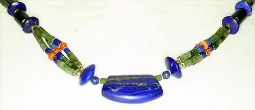 Halskette aus Afghanistan, 20 Jh.zusammengesetzt aus Lapislazuli, mit Goldeinschluß roter Koralle, Jade,Karneol, Onix un