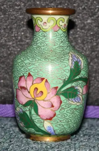 CHINA- kleine Cloisonné - Vase 1. Hälfte 20. Jhd. Marke. Ohne Feine Emaileinlagen auf Messing Maße: Höhe 8 cm Zustand. s