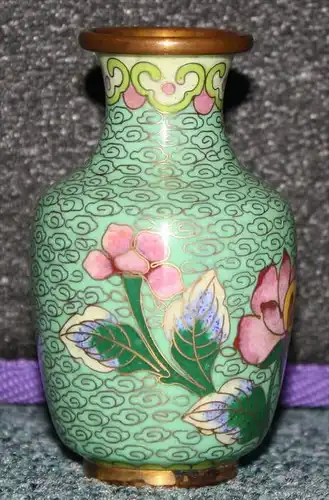 CHINA- kleine Cloisonné - Vase 1. Hälfte 20. Jhd. Marke. Ohne Feine Emaileinlagen auf Messing Maße: Höhe 8 cm Zustand. s