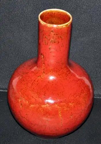 CHINA - PORZELLANVASE 19. Jhd. Vase in Kürbisform Marke: ohne Monochrome rote Unterlasur, zur Mündung hin hellbeige verl