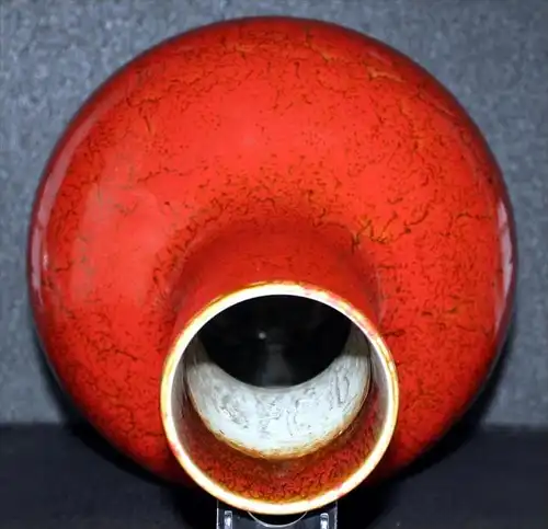 CHINA - PORZELLANVASE 19. Jhd. Vase in Kürbisform Marke: ohne Monochrome rote Unterlasur, zur Mündung hin hellbeige verl