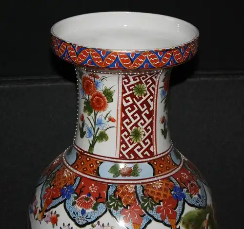 CHINA-Porzellanvase 20. Jhd. Marke: Unbekannt Sehr schöne Motive gemalt in Aufglasur Maße: Höhe 60,5 cm Zustand: sehr Gu