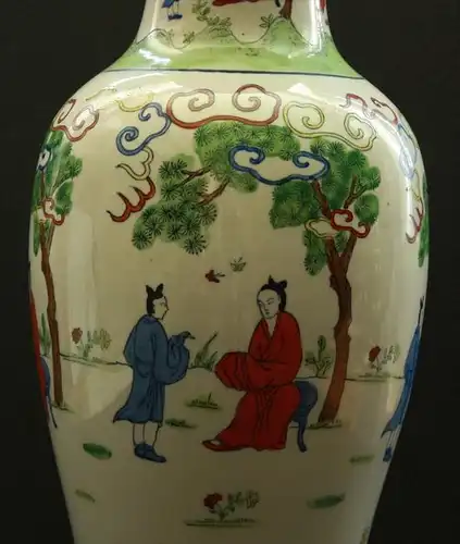 CHINA-Porzellan -Balustervase 20. Jhd. Marke: rote Siegelmarke Sehr schöne Motive gemalt in Aufglasur Mit Goldrand Maße: