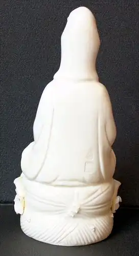 CHINA , Blanc&ndash;de-Chine`-Figur des Guanyin, 18/19. Jhd.Marke China, Dehua Marke: Siegelmarke, Lai-kuan