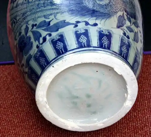 China - Volksrepublik ab 1949. große Boden - Deckelvase Material: Porzellan Marke: ohne blau gefasst mit Pflanzen u. Vog